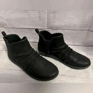 Women’s  Clarks Cloudsteppers Gemma Ankle Bootie Black Sz9.5 new.  Trendy, comfy